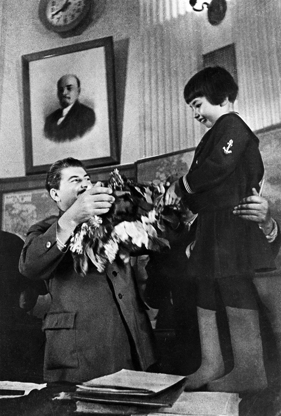 エンゲルシナ・マルキゾワ（ゲーリャ）に花束を貰うヨシフ・スターリン