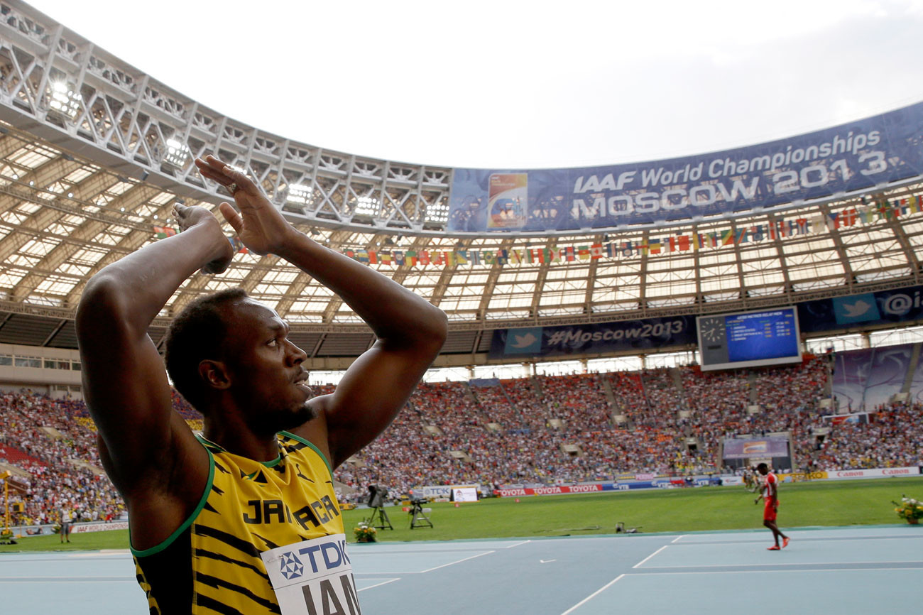 El atleta jamaicano Usain Bolt celebra la obtención de una medalla de oro en Moscú.