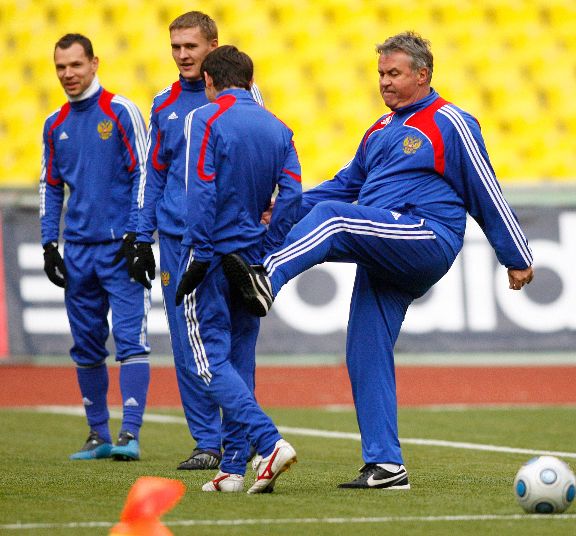 Guus Hiddink et l'équipe lors d'un entraînement