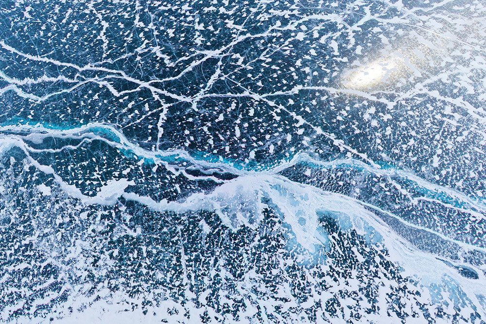 Grietas en el hielo del lago Baikal a 200 metros.