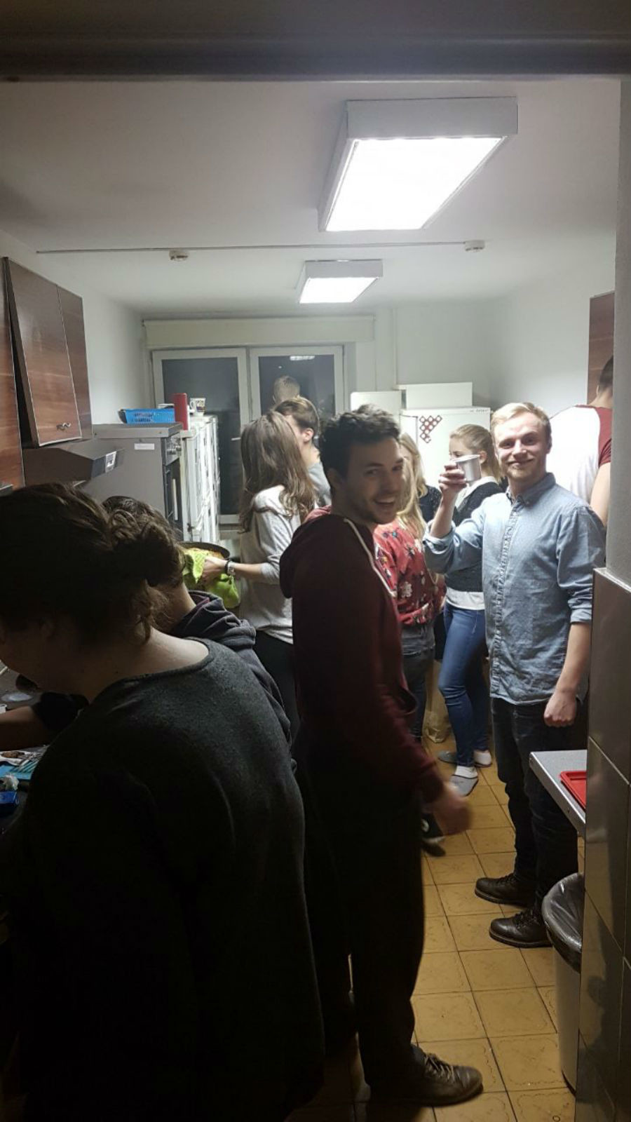 Victor et Benedikt (étudiant allemand) au milieu d'autres étudiants préparant un dîner