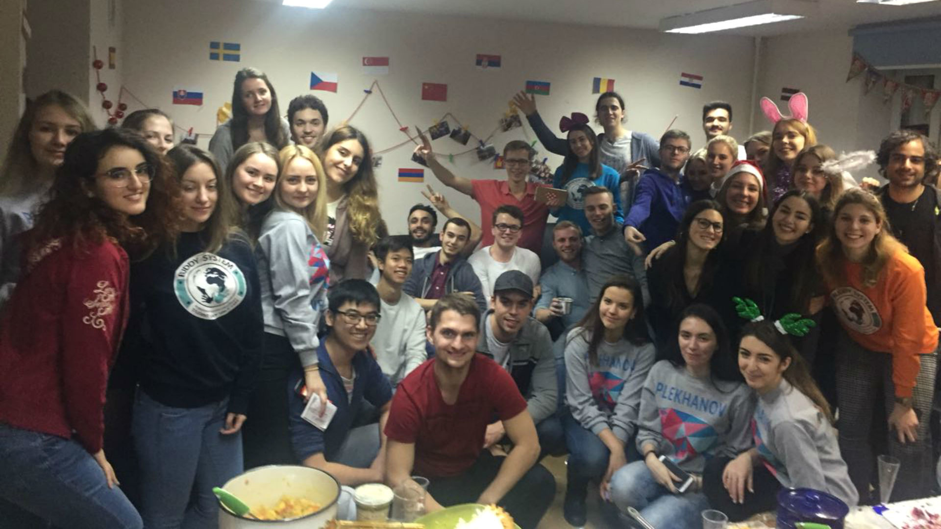 Les étudiants internationaux de Plekhanov dans la salle commune de l'obchejitie 
