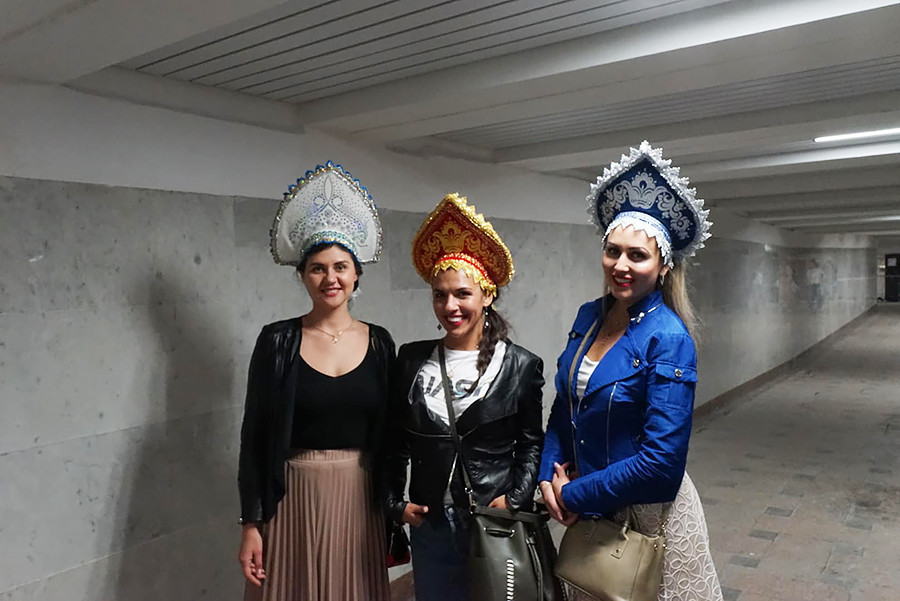 Три руски момичета с традиционни шапки, 16 юни, Москва