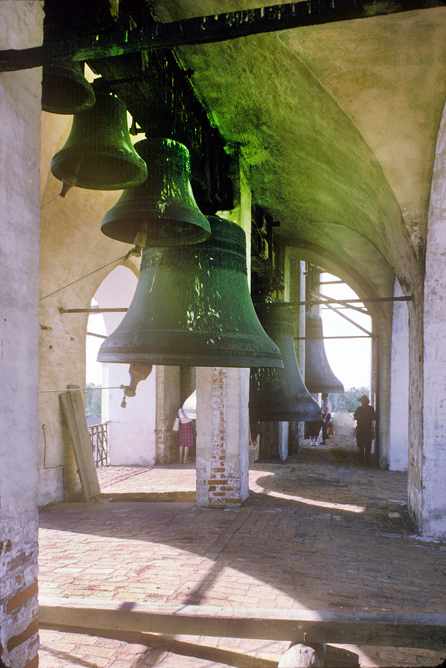 ウスペンスキー聖堂の鐘楼、上階。鐘の「白鳥」と「ポリエレオス」と「シソイ」。1995年6月28日。
