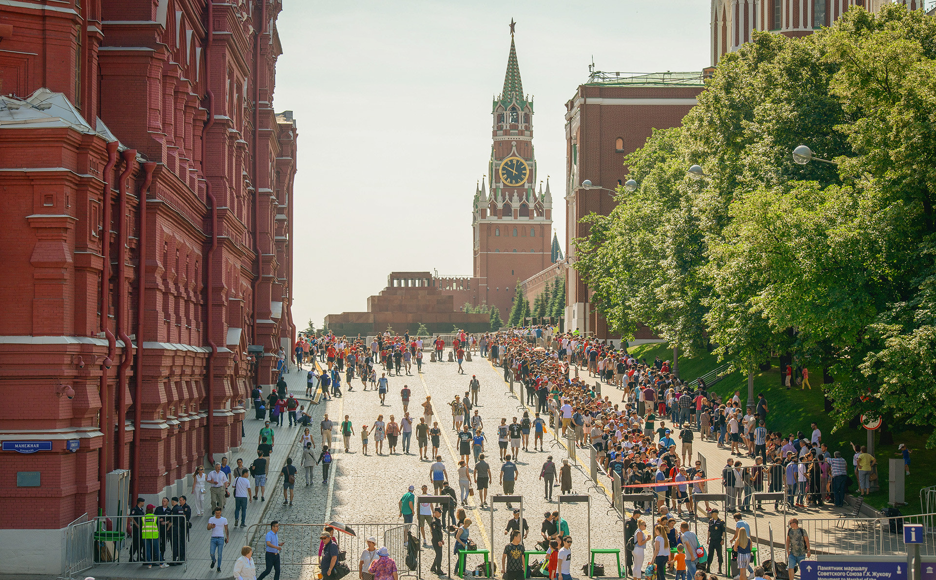 Turisti čakajo v koloni pred Leninovim mavzolejem na Rdečem trgu, Moskva