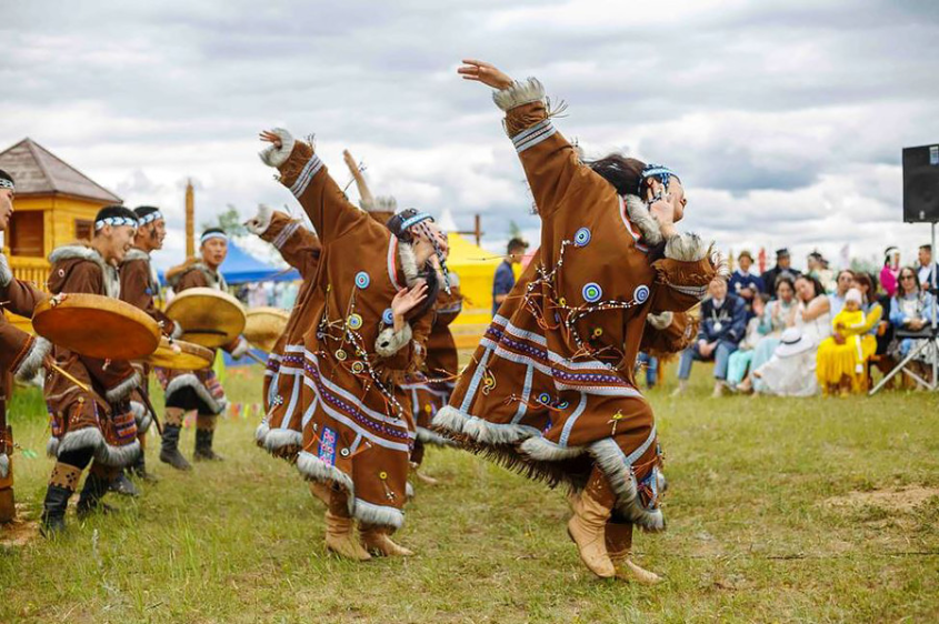 Tradicionalni jakutski ples med praznovanjem. 