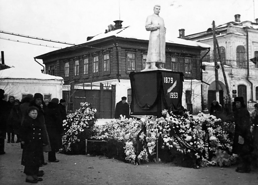 Поред споменика Јосифу Стаљину на тргу. Фотографија направљена 1953. године. 
