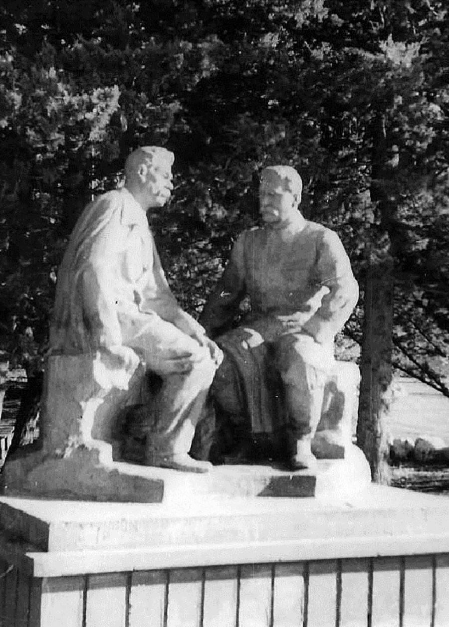 スターリンとマクシム・ゴーリキー像