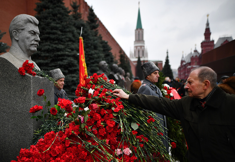 Полагане на цветя на гроба на Сталин на 138-годишнината от рождението му