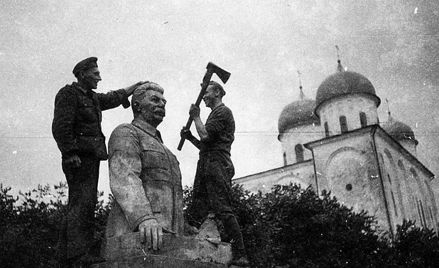 Vojnici Wehrmachta ruše Staljinov spomenik u Velikom Novgorodu. Jurjev manastir (u pozadini Katedrala svetog Jurja), 1941.