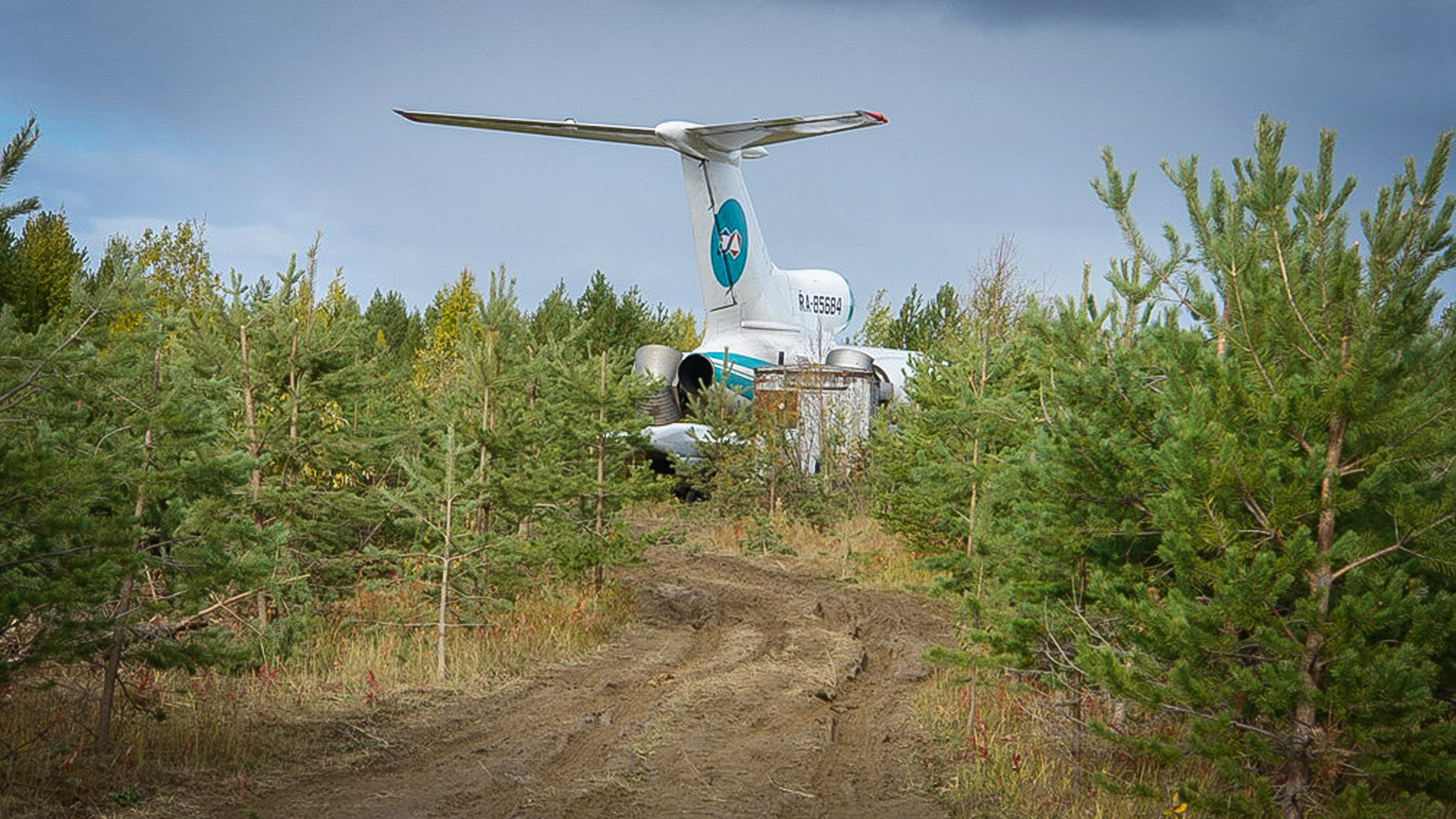 事故の後、コミ共和国の滑走路に着陸した定期旅客機ツポレフ154