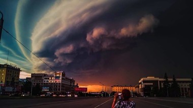 Видео: Страшен ураган уби едно лице и направи хаос во сибирски град