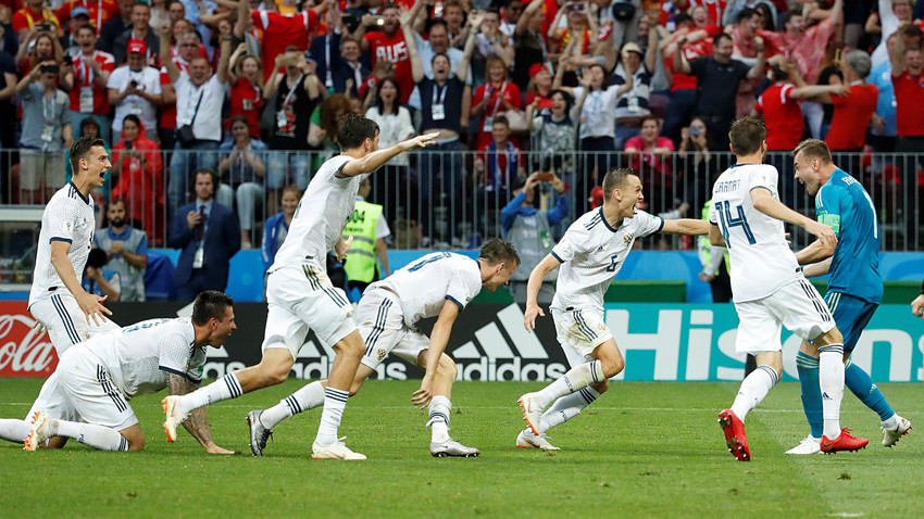 Para pemain Rusia merayakan kemenangan mereka setelah mengalahkan Spanyol selama adu penalti di Stadion Luzhniki, Moskow, Minggu (1/7).