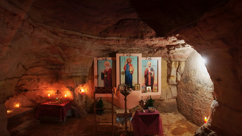 Подземна капела у пећини.