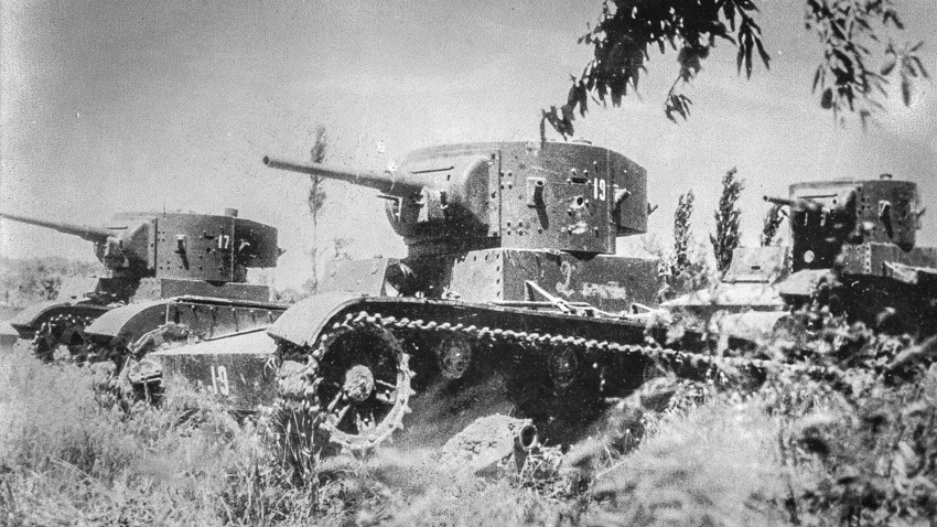 Três tanques T-26 leves feitos na União Soviética viajando por um campo durante batalhas na Guerra Civil Espanhola.