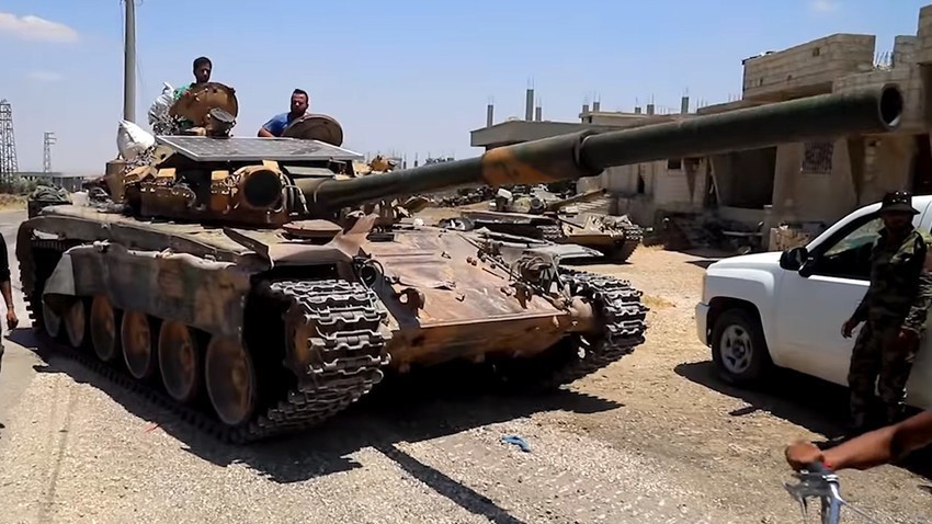 Osnovni bojni tank T-72S s fotovoltaično solarno ploščo, Sirija, julij 2018