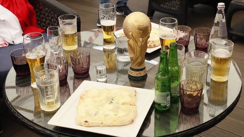 Replika trofi Piala Piala Dunia di antara gelas-gelas bir di sebuah restoran tempat para pendukung tim Kroasia berkumpul sebelum pertandingan di Moskow, 15 Juli 2018.
