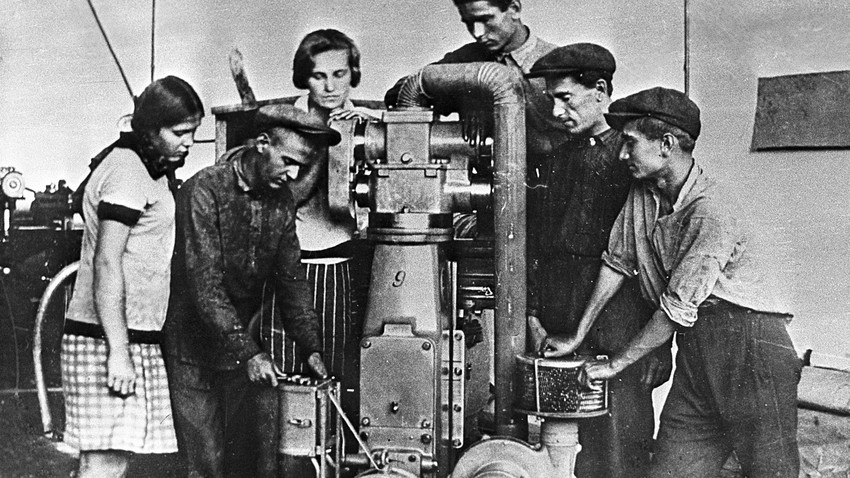 Млади машинци Харковске фабрике трактора на обуци 1932. године.