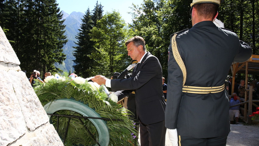 Predsednik Borut Pahor, častni pokrovitelj letošnje slovesnosti, polaga venec v spomin padlim ruskim ujetnikom.
