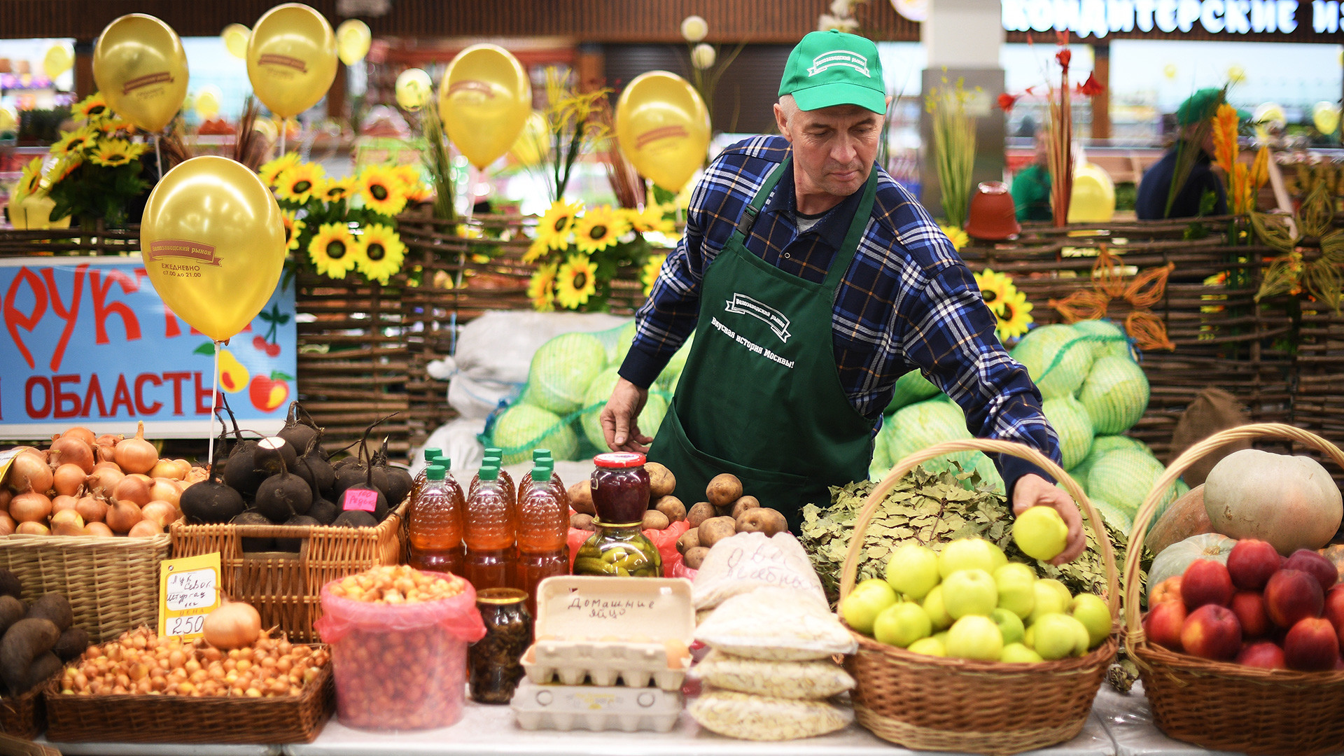 Produk di kios pasar Velozavodsky di Moskow, yang baru-baru ini dibuka kembali setelah renovasi.