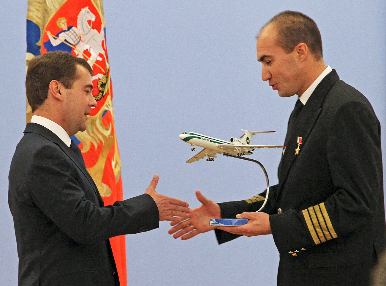Predsjednik Rusije Dmitrij Medvedev čestita kapetanu zrakoplova Tu-154 Jevgeniju Novosjolovu, koji je nagrađen zvanjem Heroja Rusije.

