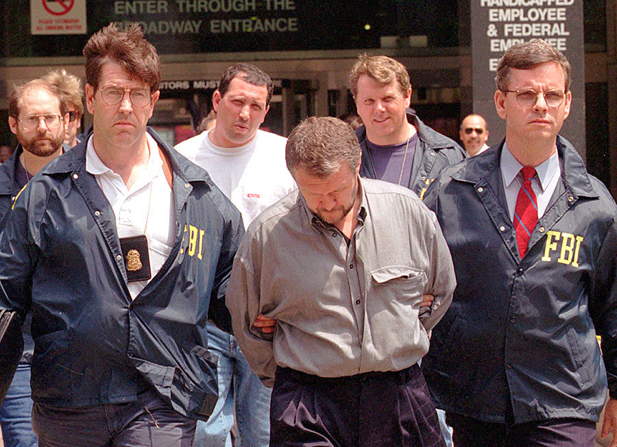 Вјачеслав Иванков, во средина, во придружба на агенти на FBI. Се претпоставува дека бил шефот на руската мафија во Бруклин, 8 јуни 1995. 