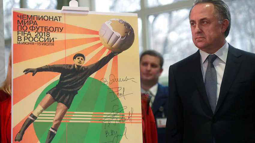 Потпредседник Русије и председник Руског фудбалског савеза Виталиј Мутко, представља званичан плакат Светског фудбалског првенства 2018. на коме је приказан совјетски голман Лав Јашин.