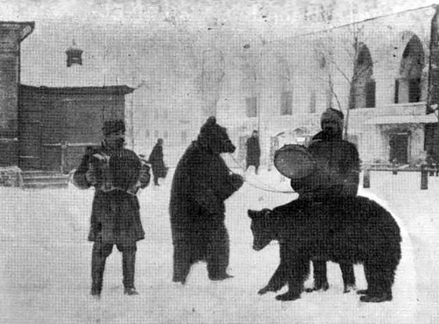 Nastopača z medvedoma v Kalugi, 1928