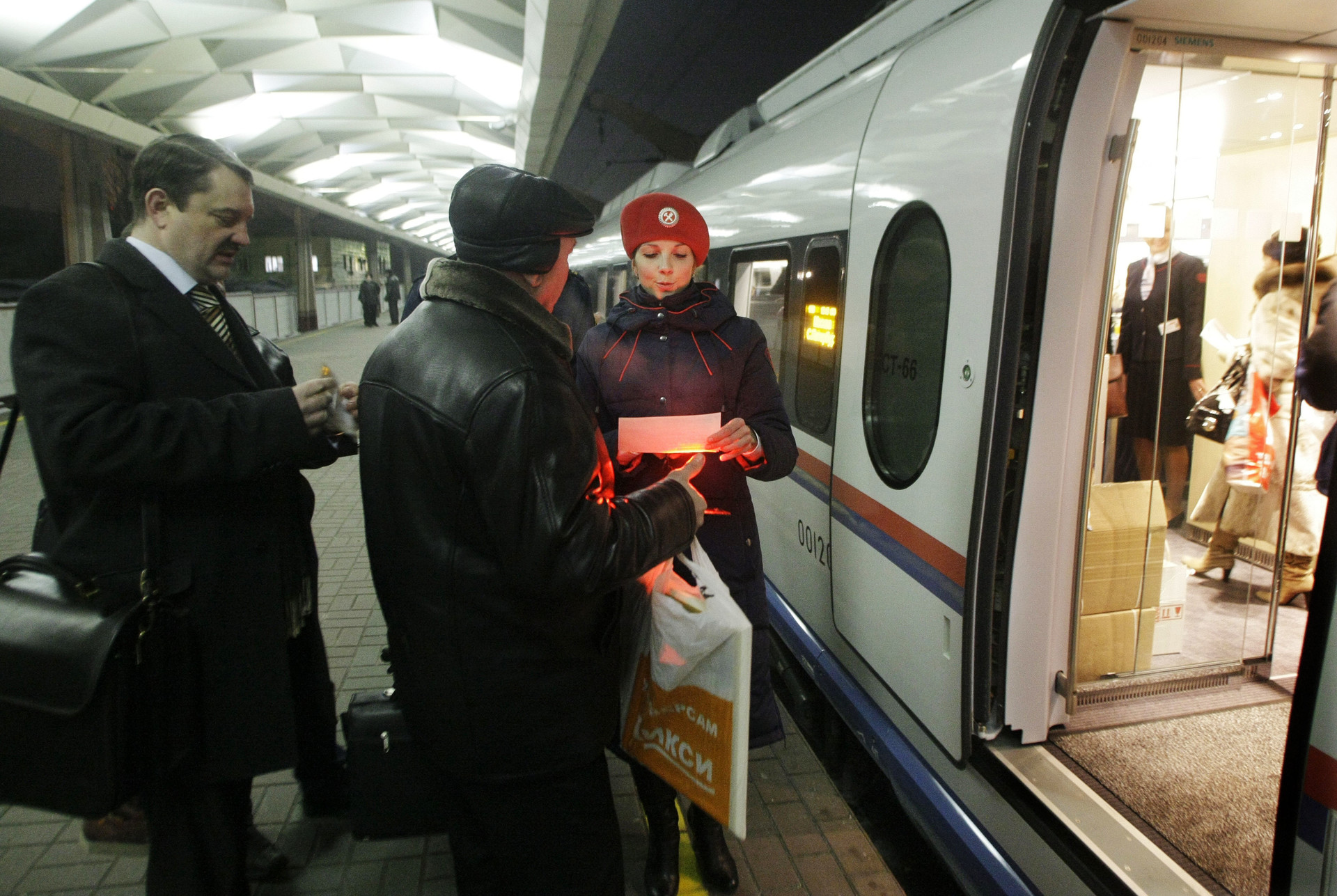 Seorang petugas kereta memeriksa tiket para penumpang kereta berkecepatan tinggi SAPSAN di Moskow.
