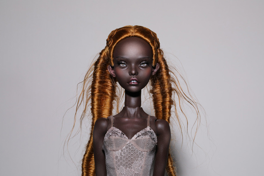 A boneca das irmãs Popovi que inspirou Ingrid Baars em gravuras de edição limitada.