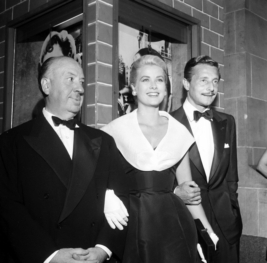 Alfred Hitchcock, Grace Kelly et Oleg Cassini à Los Angeles en 1954