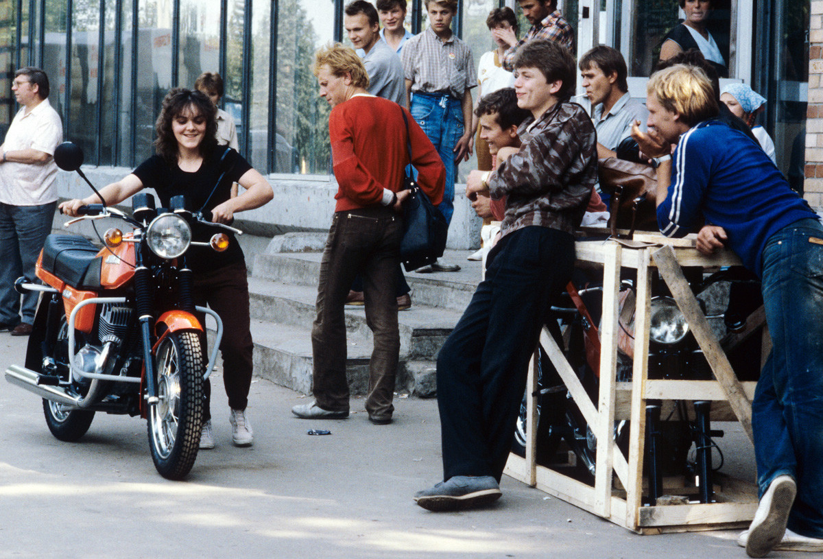 モスクワのロッカー。1987年、モスクワ。ヤワの店舗の前で集まっている若者。