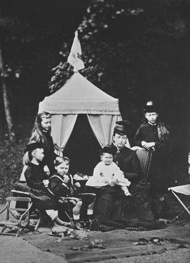 Alix von Hessen in den Armen ihrer Mutter Prinzessin Alice von Hessen und am Rhein im Jahre 1873
