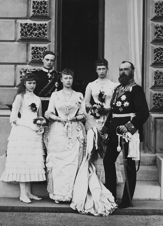 Ludwig IV., Großherzog von Hessen, mit seinen Töchtern und Prinz Ludwig von Battenberg, Alix von Hessen steht links