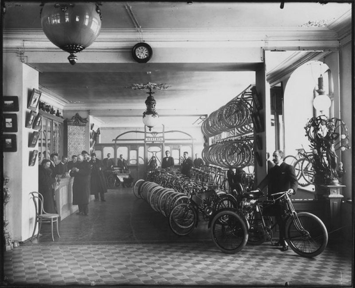 1912. Bicicletas expuestas en los grandes almacenes Pobeda de San Petersburgo.