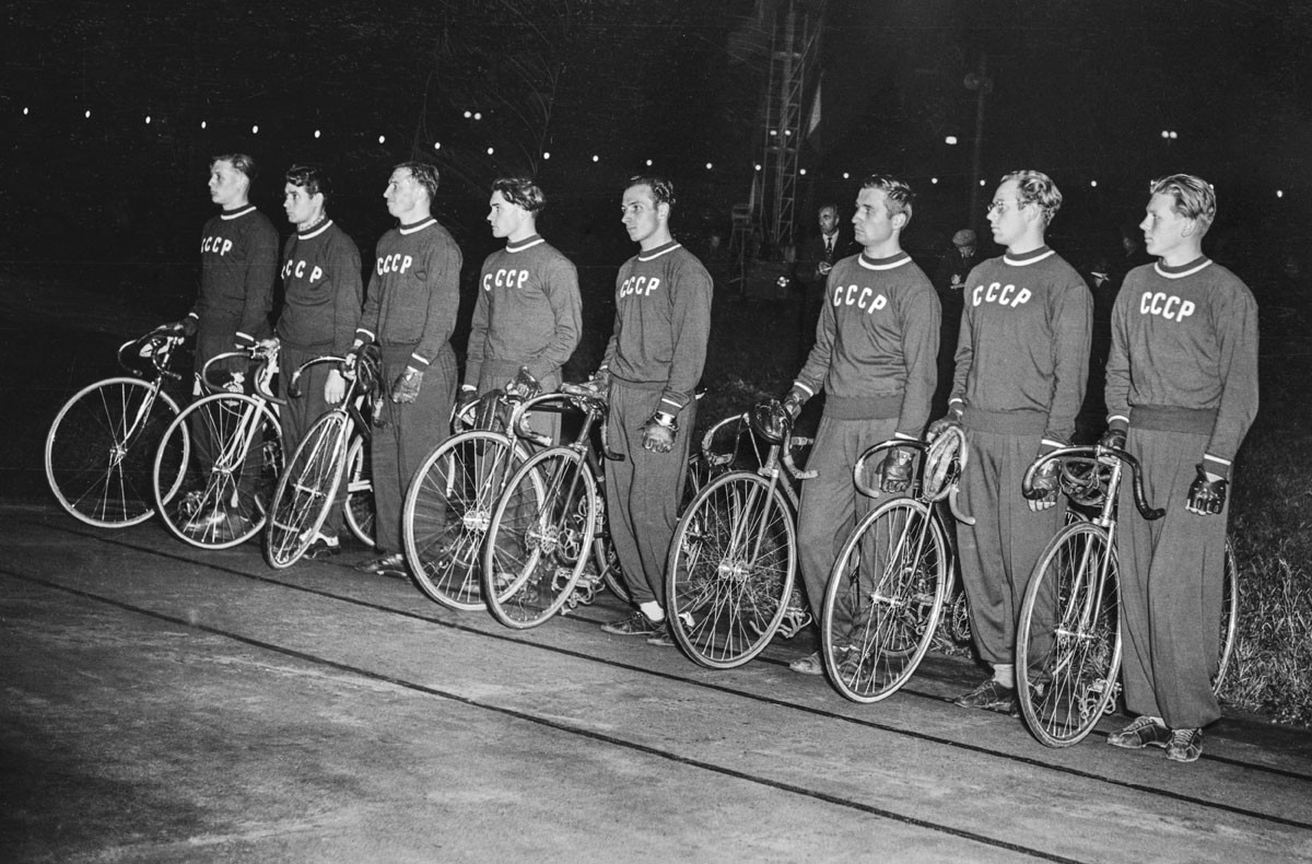 1954. El equipo ciclista soviético.
