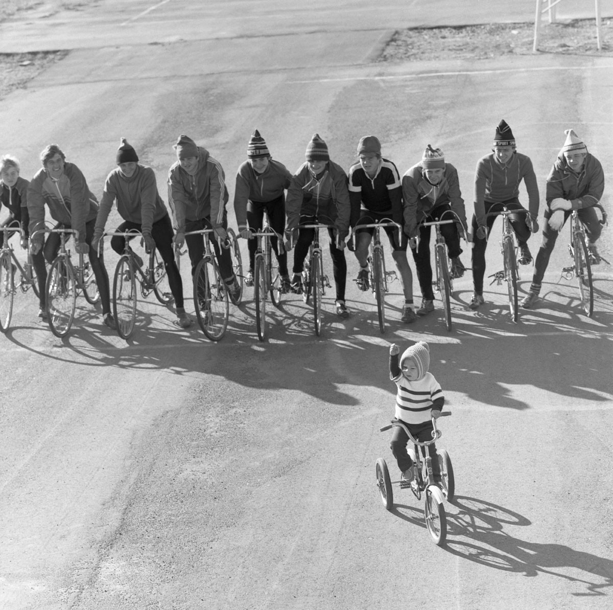 1986. Estudiantes en la ciudad de Jambil (ahora Taraz, Kazajistán) en la línea de salida antes de una competición ciclista.