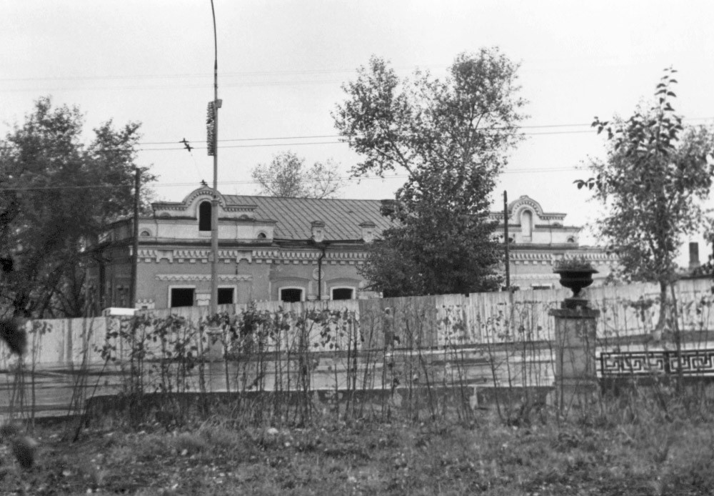 Das Ipatjew-Haus hinterm Zaun, September 1977