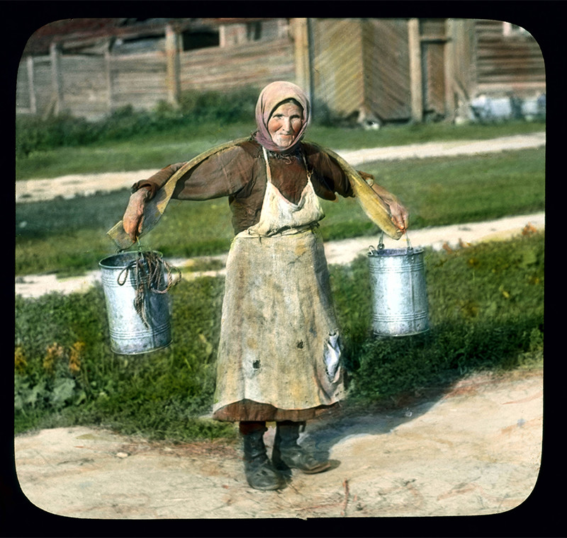 Mujer con cubos de agua, cerca de Leningrado, 1931.