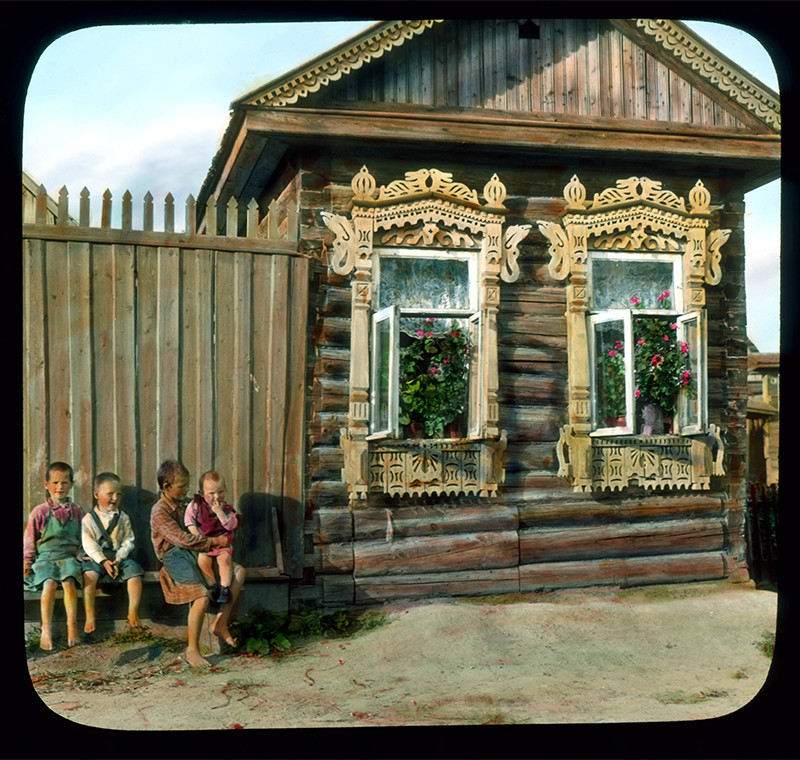 Niños junto a una casa de madera, cerca de Leningrado, 1931.