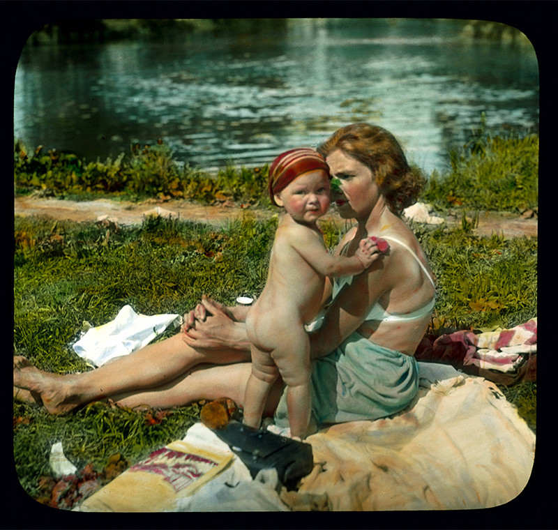 Mujer y niño en la playa, 1931. Isla Yelaguin, San Petersburgo.