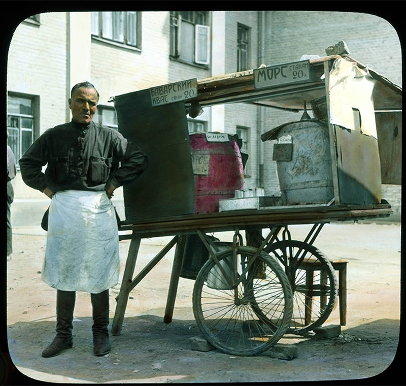 Retrato de un vendedor callejero de bebidas (kvas y mors), 1931. Moscú. 