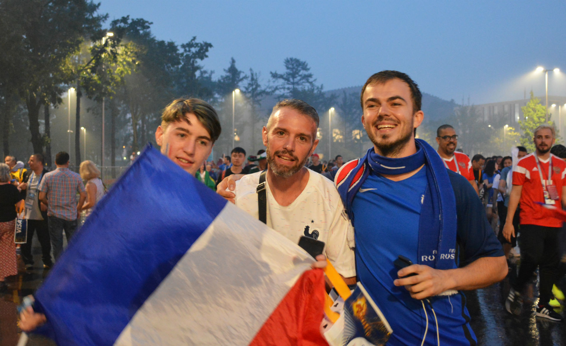 Trois Français, dont Luca, à gauche, présenté par ses amis comme le «plus beau supporter des Bleus»