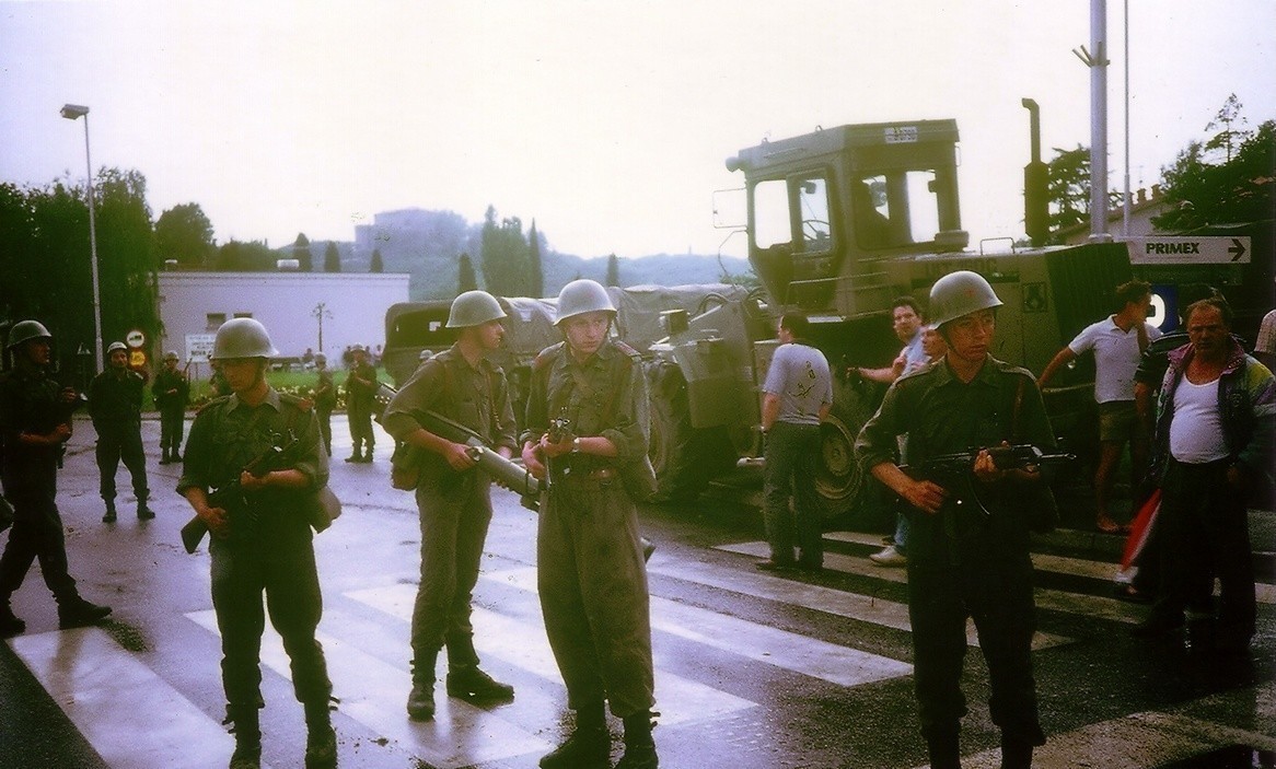 Войници от Югославската народна армия.