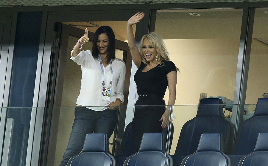 Pamela Anderson (right)