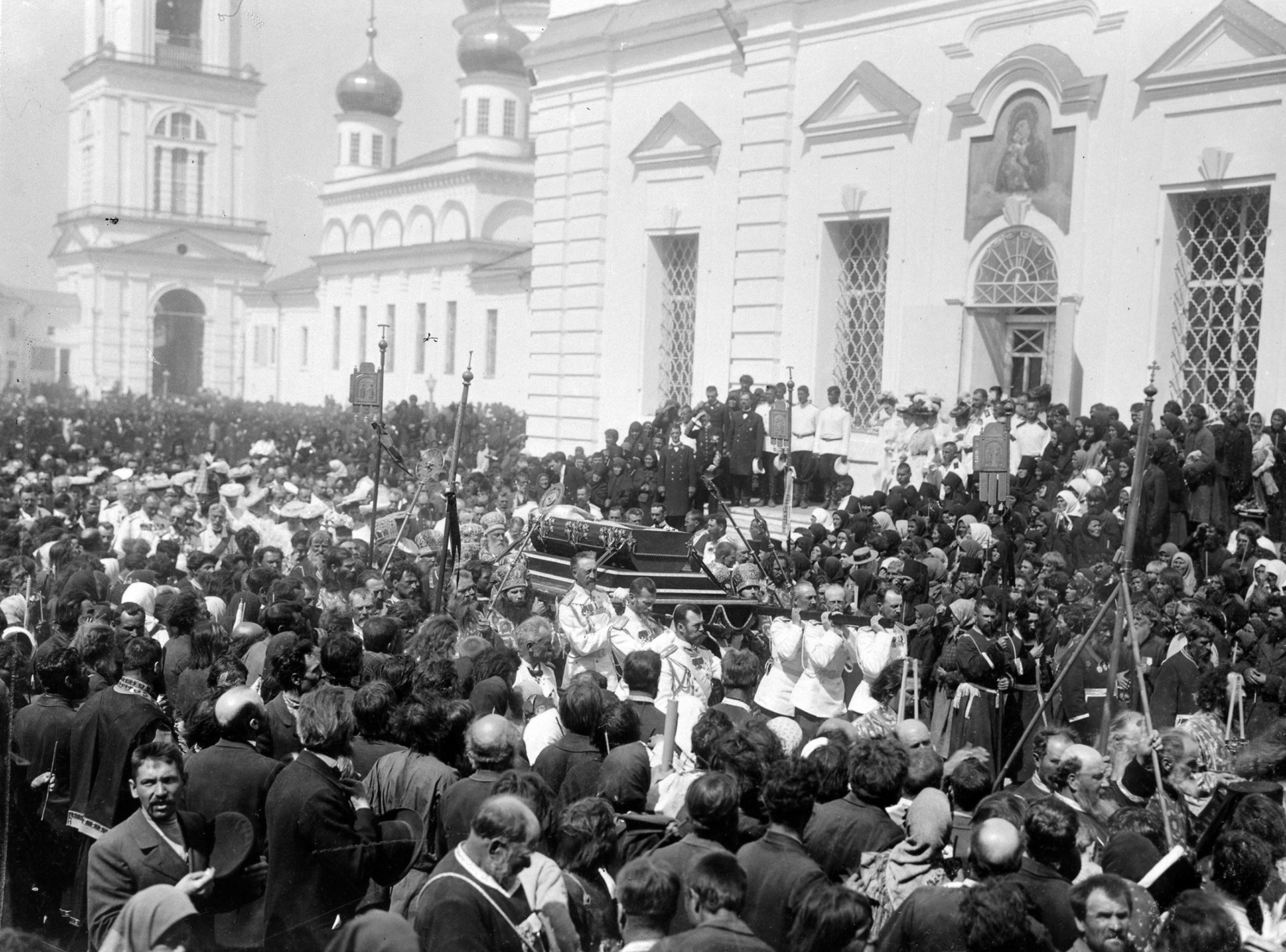 El zar Nicolás II y los grandes duques llevan un ataúd con las reliquias sagradas de Serafín de Sarov, 17-20 de julio de 1903.