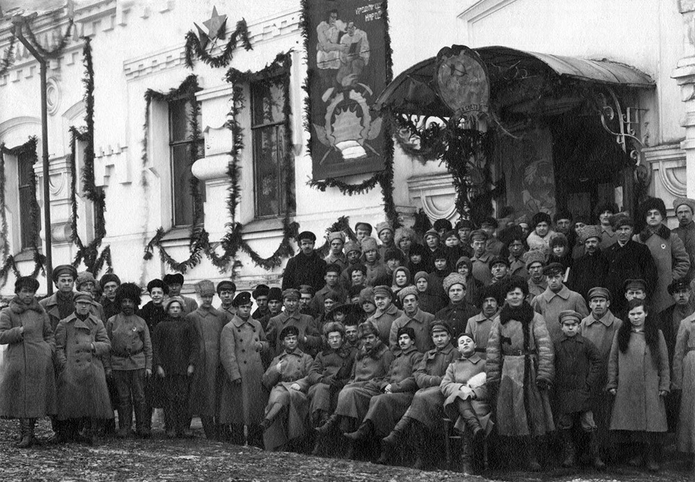 Rdečearmejci s stanovalci na pragu Ipatjeve hiše, 1927. 