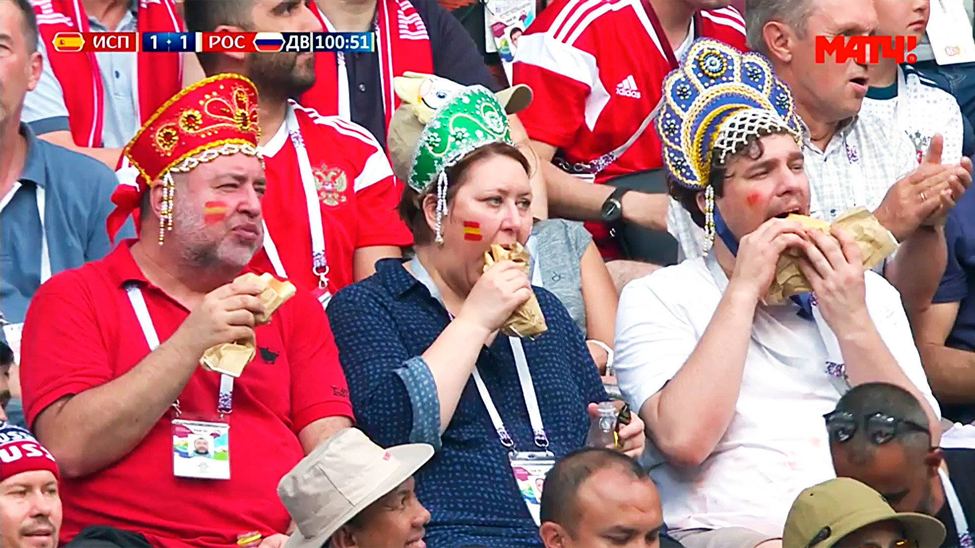 Fans Rusia dengan kokoshniks, topi nasional Rusia (semacam itu).