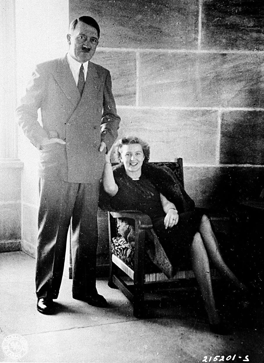 Adolf Hitler berfoto dengan Eva Braun, istri dari pernikahannya yang hanya berumur sehari. Foto ini diambil jauh sebelum kejadian yang dijelaskan dalam artikel ini.