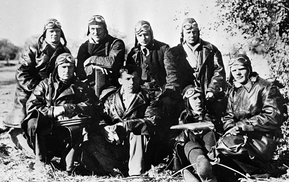 Pilotos soviéticos no aeródromo de Soto, próximo a Madrid. 